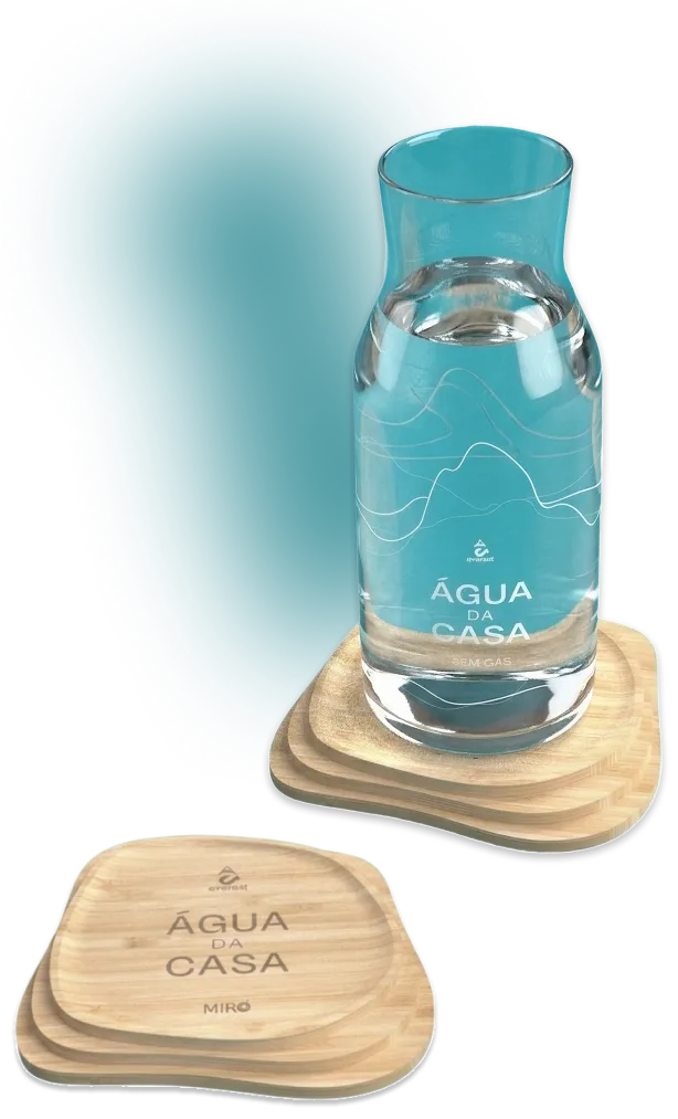 Garrafa água da casa com um porta garrafa de madeira